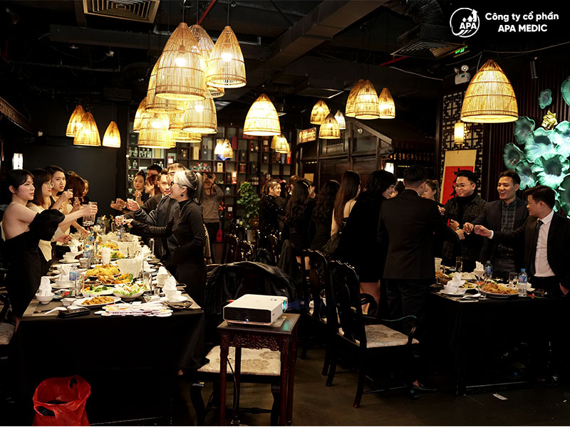 Toàn cảnh bữa tiệc của gia đình Apa Medic