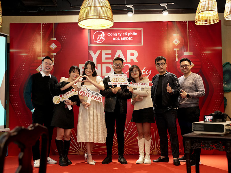 Chụp hình lưu giữ tình cảm giữa các thành viên đại gia đình Apa Medic