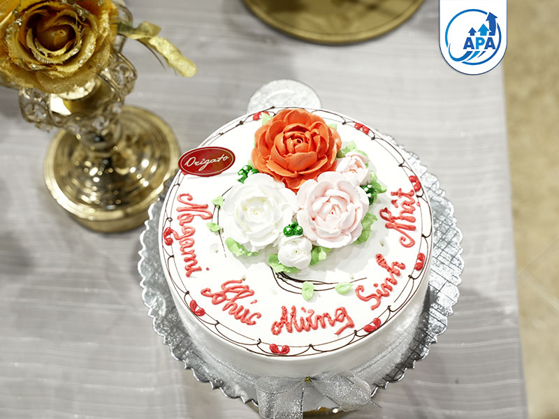 Bánh kem cùng những món quà đặc biệt mà Ban lãnh đạo đã chuẩn bị