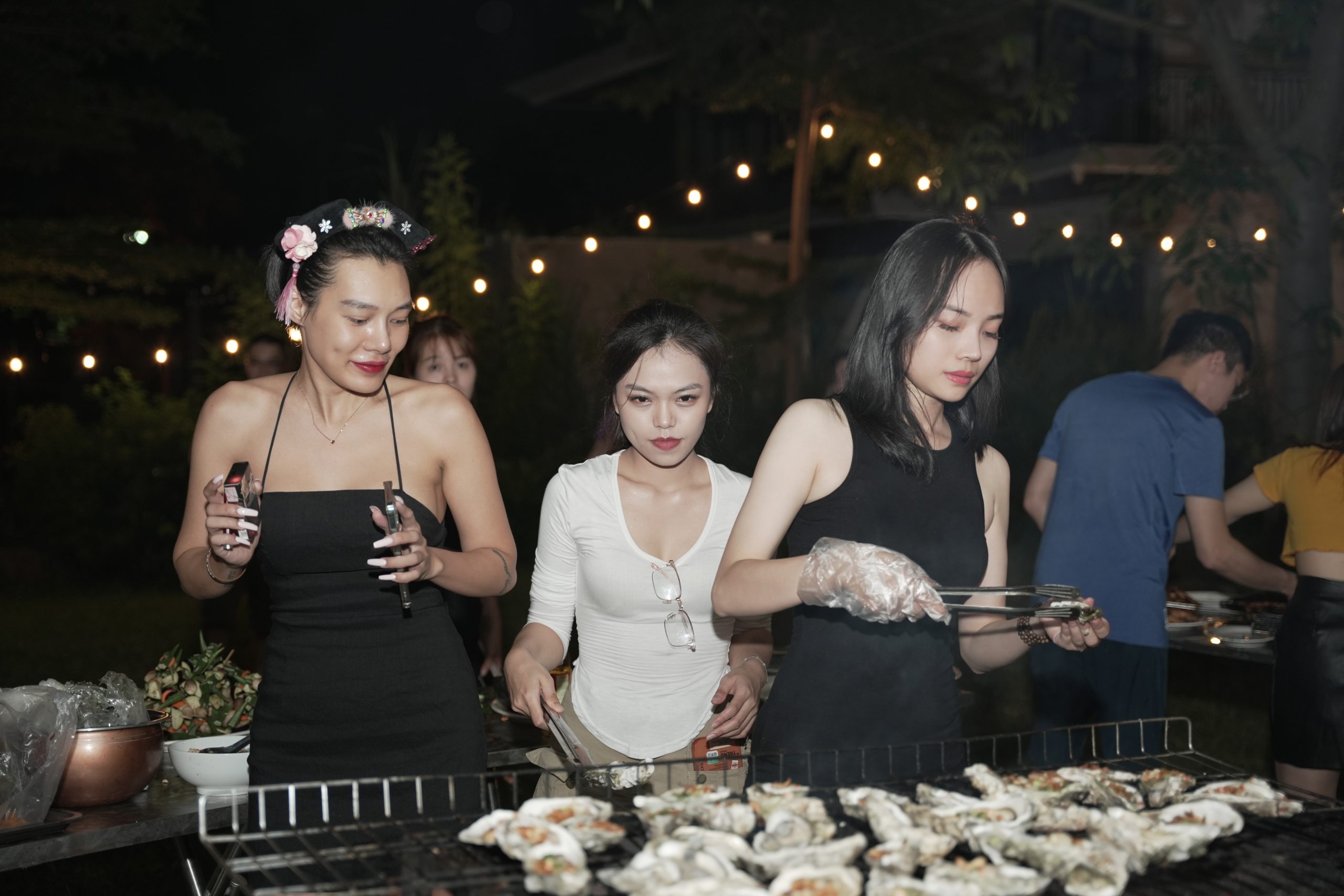 Các thành viên cùng nhau chuẩn bị bữa tối ấm cúng ngoài trời