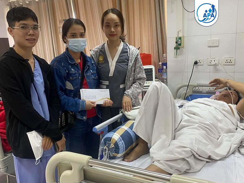 Công ty cổ phần APA Medic thăm hỏi nhân viên ốm đau