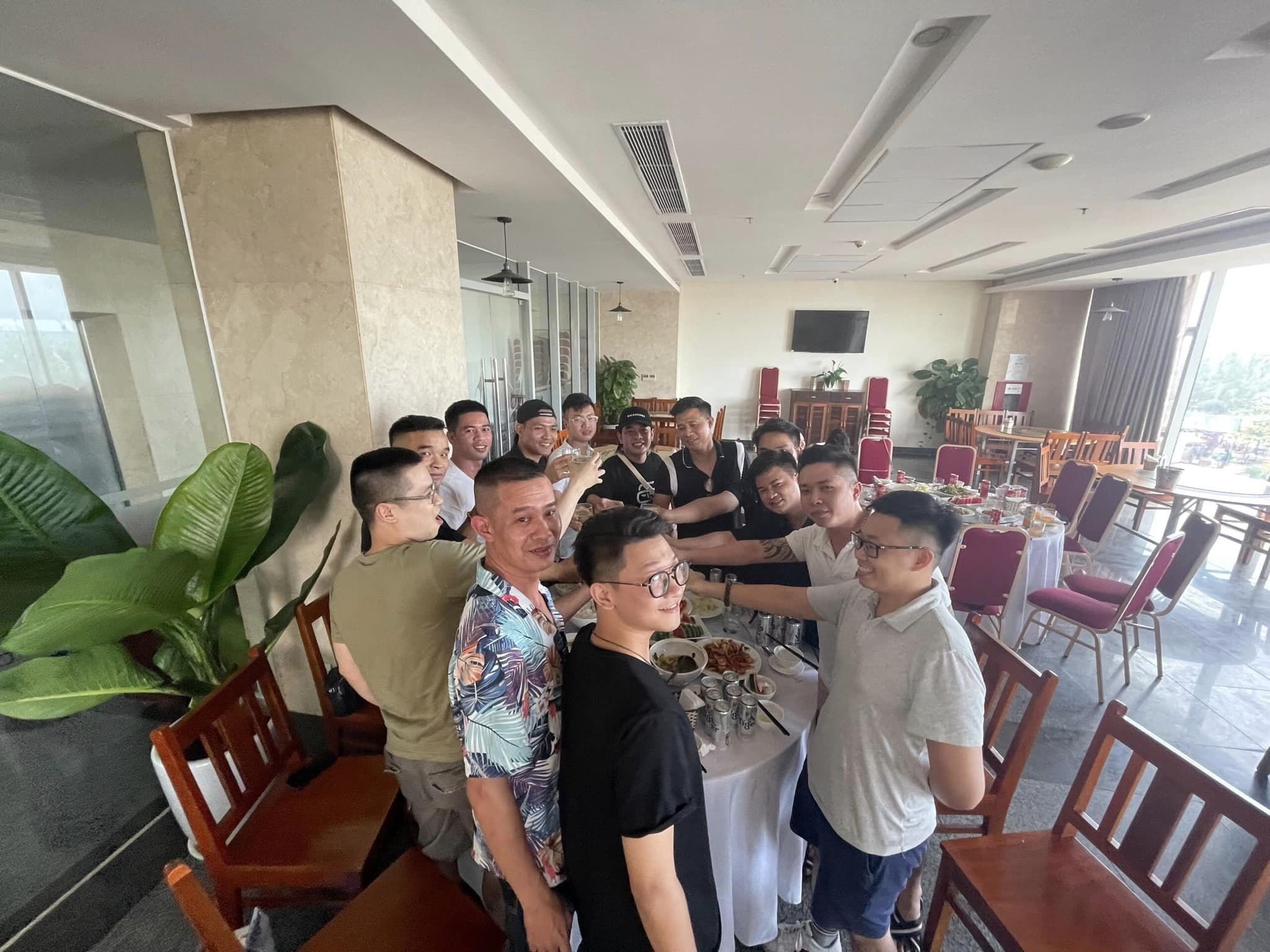 Cùng nhau ăn uống trò chuyện vui vẻ