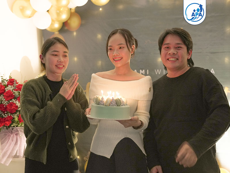 Buổi tiệc mừng sinh nhật cho các thành viên có sinh nhật
