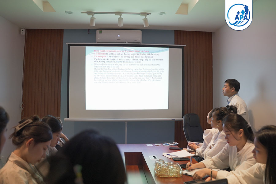 Đào tạo nhân viên thường kì tại Apa Medic